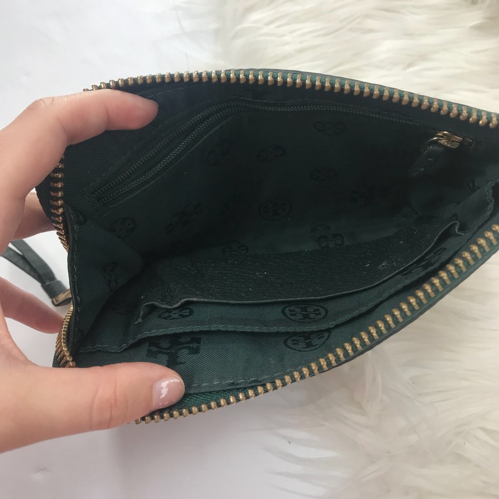 •Tory Burch• Robinson Pebbled Green Large Wristlet - Picture 6 of 8